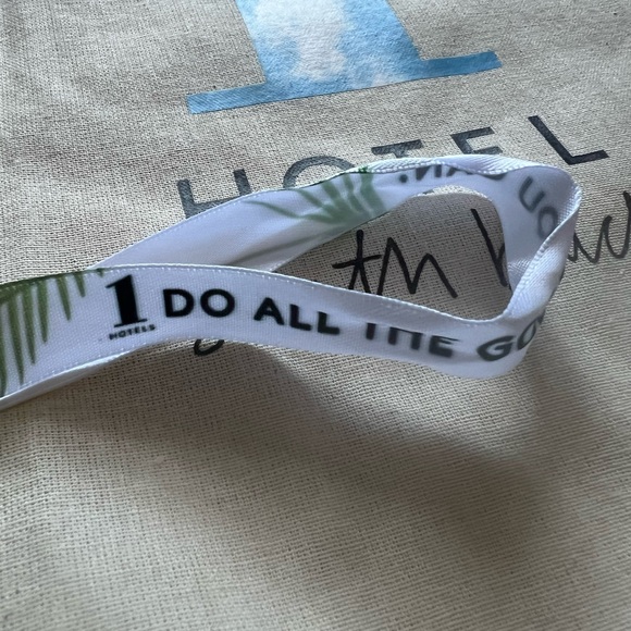 1 hotel wristlet & tote bag - Picture 1 of 4